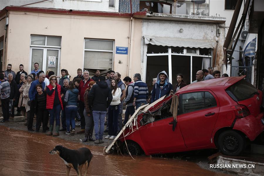 Число жертв наводнений в Греции увеличилось до 15 
