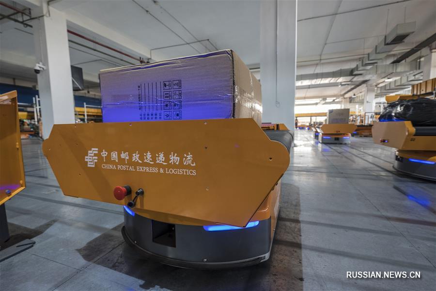 Роботы в одном из логистических центров Центрального Китая