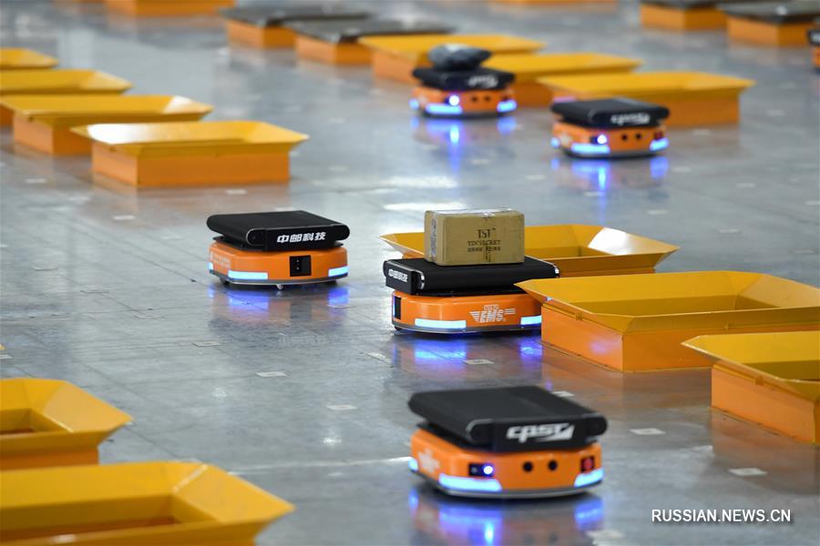 Роботы в одном из логистических центров Центрального Китая