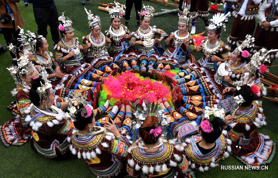 Народность мяо отмечает традиционный праздник на юге Китая