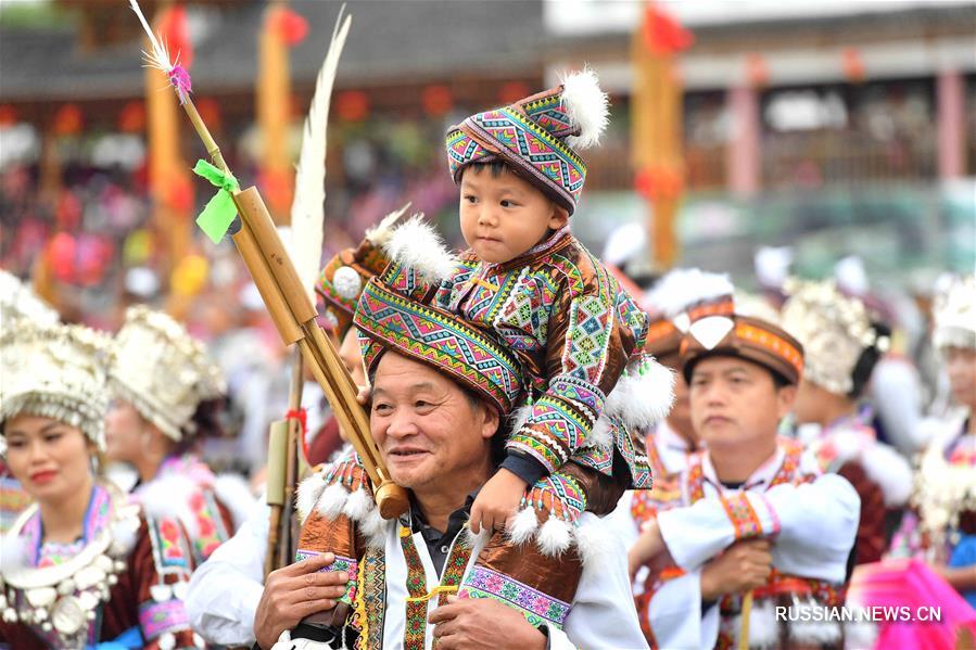 Народность мяо отмечает традиционный праздник на юге Китая