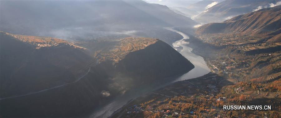 Живописный пейзаж в речной долине Цзиньчуань провинции Сычуань