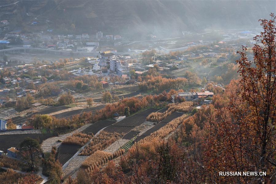 Живописный пейзаж в речной долине Цзиньчуань провинции Сычуань