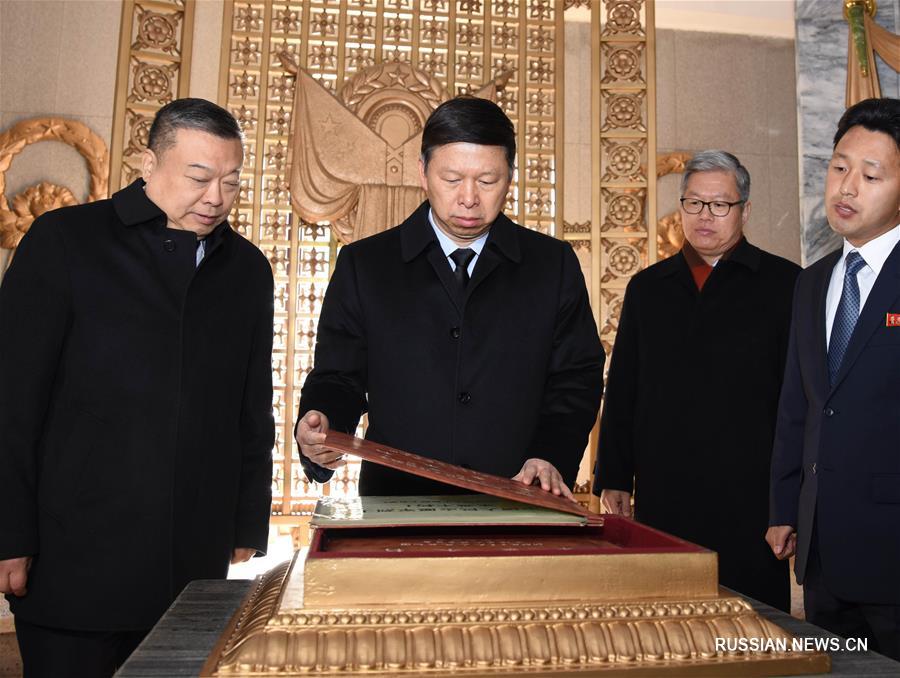 Специальный посланник генерального секретаря ЦК КПК Си Цзиньпина Сун Тао посетили  кладбище павших китайских добровольцев в КНДР 