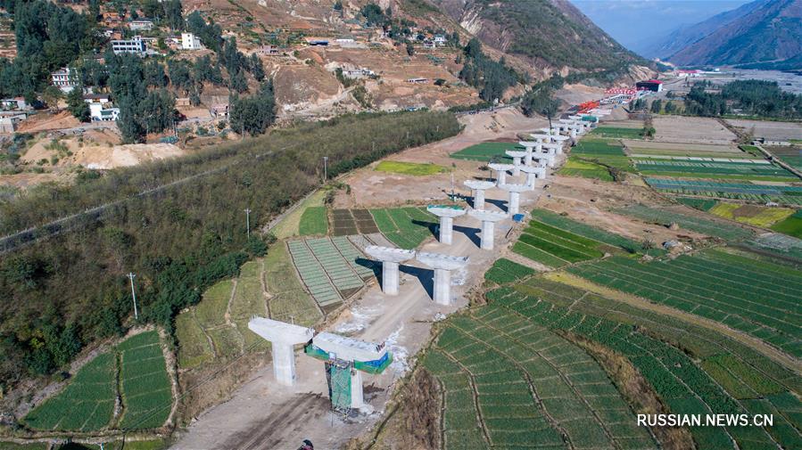 В провинции Юньнань начался монтаж балок мегамоста Цыпинцзы скоростного шоссе Дунчуань -- Гэлэ