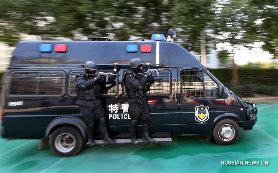 Зимние учения отряда полиции особого назначения в Шанхае