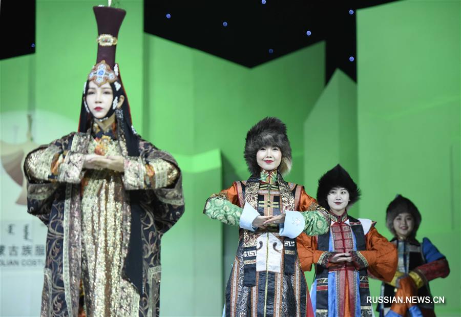 Открытие 14-го Художественного фестиваля монгольского костюма в Хух-Хото