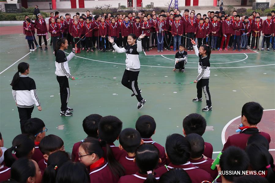 Фигурные прыжки со скакалкой в одной из школ Хуайбэя