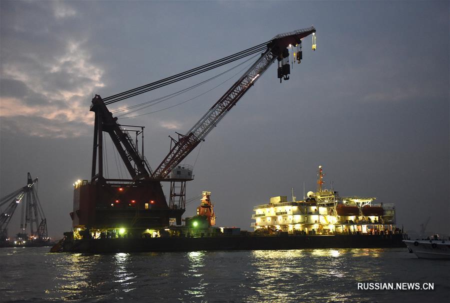 Семь человек спасены после столкновения двух судов на юге Китая