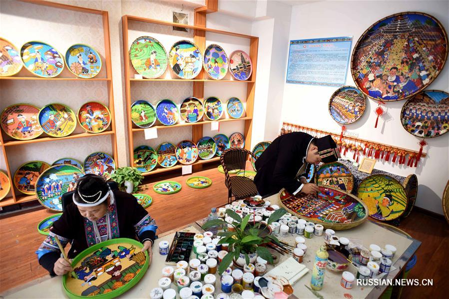 Сохранение традиций дунской живописи в уезде Саньцзян