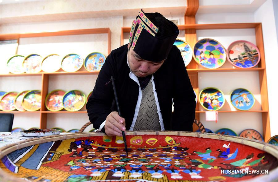 Сохранение традиций дунской живописи в уезде Саньцзян