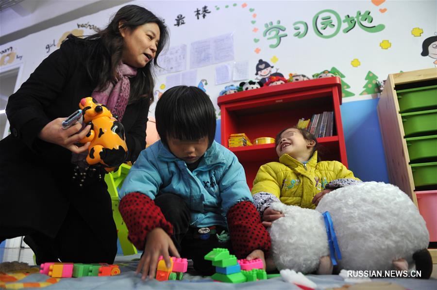 Китайские ВИЧ-положительные дети-сироты благодаря заботе общества получают шанс на  нормальную жизнь