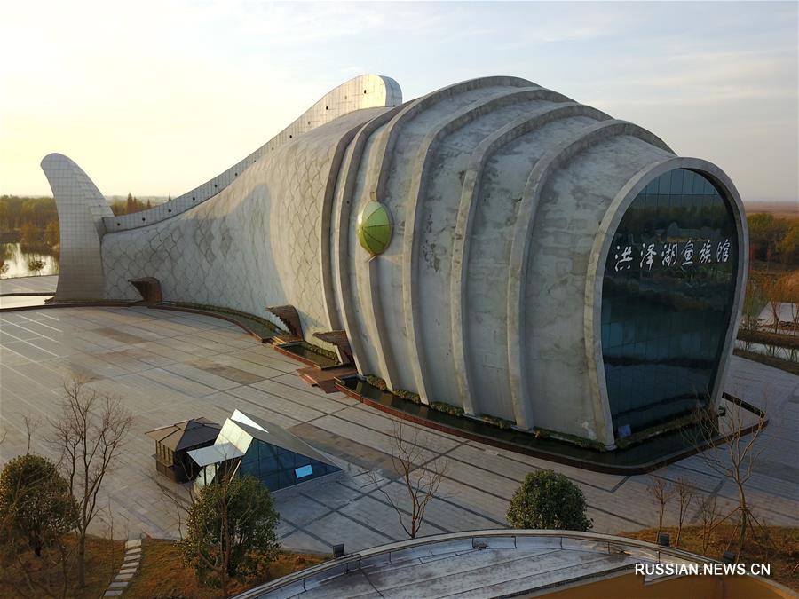 Гигантский аквариум-рыба в парке Хунцзэху