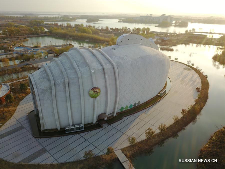 Гигантский аквариум-рыба в парке Хунцзэху