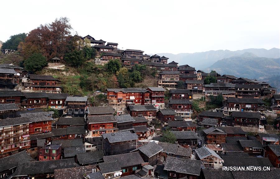 Мяоская деревня Цяньху с традиционными домами на сваях