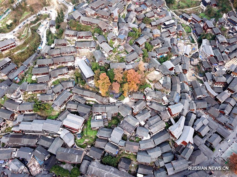 Мяоская деревня Цяньху с традиционными домами на сваях