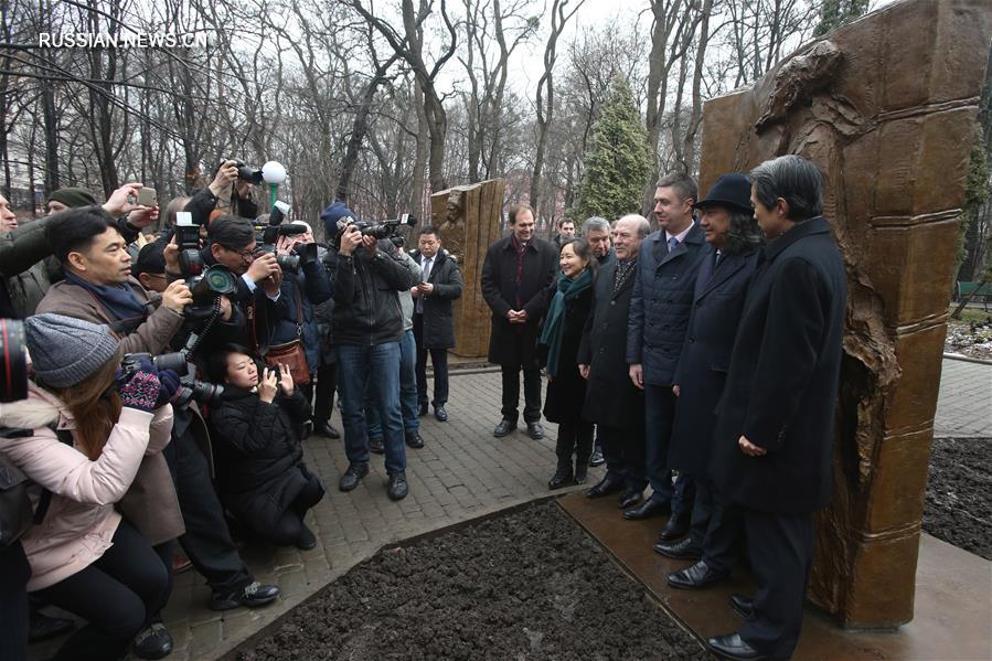В Киеве открыли скульптурную композицию У Вэйшаня "Ворота души. Диалог Тараса Шевченко и Ду Фу"
