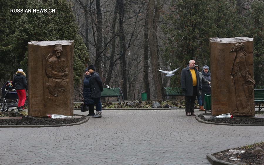 В Киеве открыли скульптурную композицию У Вэйшаня "Ворота души. Диалог Тараса Шевченко и Ду Фу"
