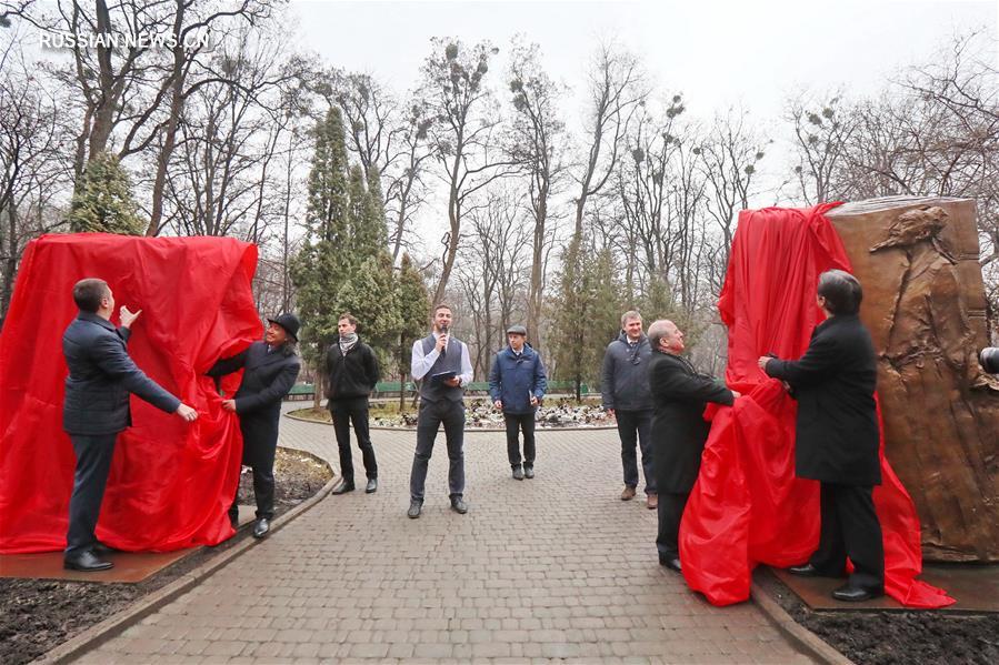 В Киеве открыли скульптурную композицию У Вэйшаня "Ворота души. Диалог Тараса Шевченко и Ду Фу"