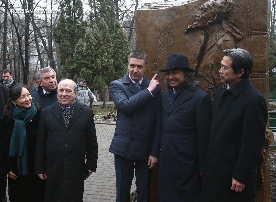 В Киеве открыли скульптурную композицию У Вэйшаня "Ворота души. Диалог Тараса Шевченко и Ду Фу"