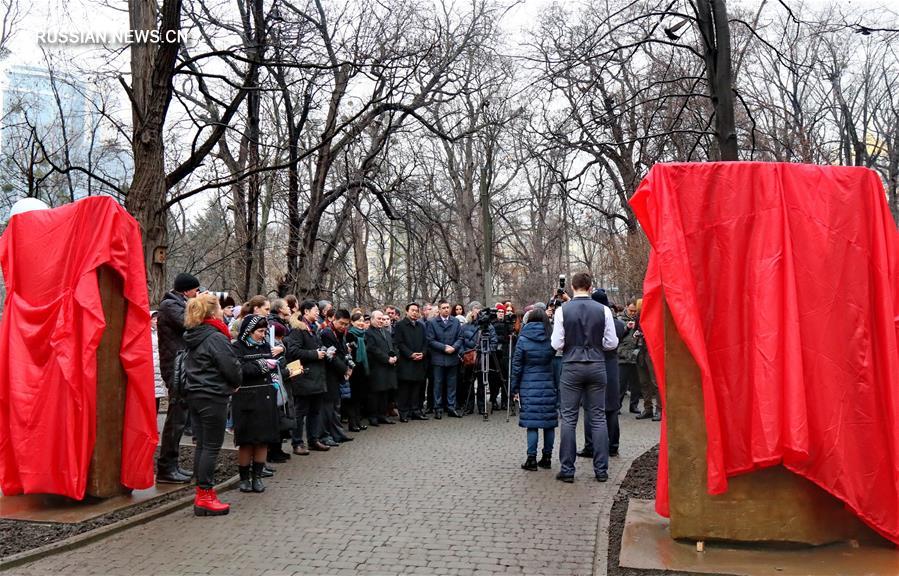 В Киеве открыли скульптурную композицию У Вэйшаня "Ворота души. Диалог Тараса Шевченко и Ду Фу"