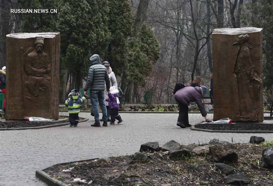 В Киеве открыли скульптурную композицию У Вэйшаня "Ворота души. Диалог Тараса Шевченко и Ду Фу"