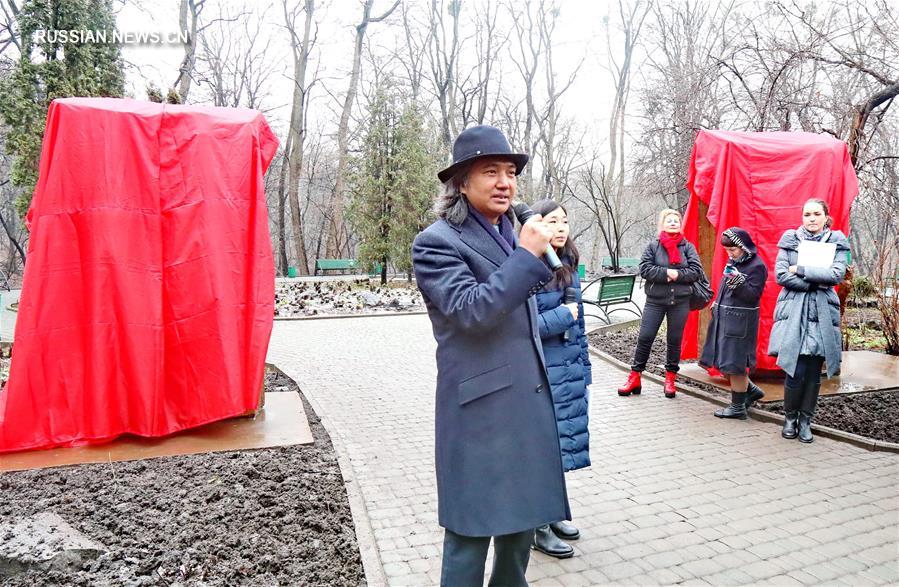 В Киеве открыли скульптурную композицию У Вэйшаня "Ворота души. Диалог Тараса Шевченко и Ду Фу"