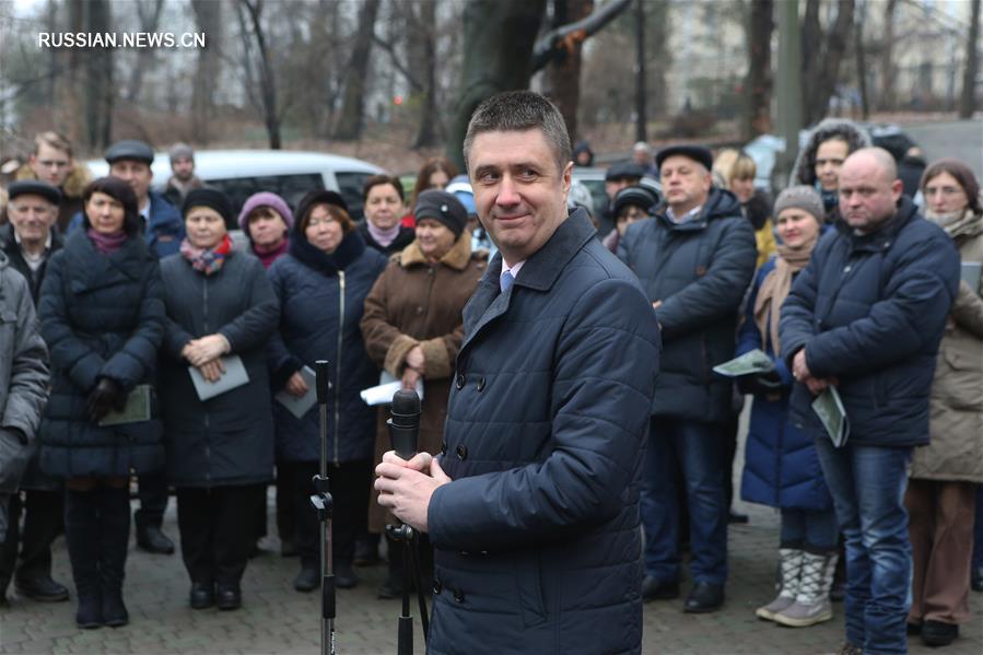 В Киеве открыли скульптурную композицию У Вэйшаня "Ворота души. Диалог Тараса Шевченко и Ду Фу"