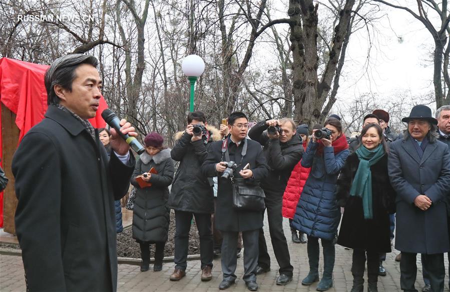 В Киеве открыли скульптурную композицию У Вэйшаня "Ворота души. Диалог Тараса Шевченко и Ду Фу"