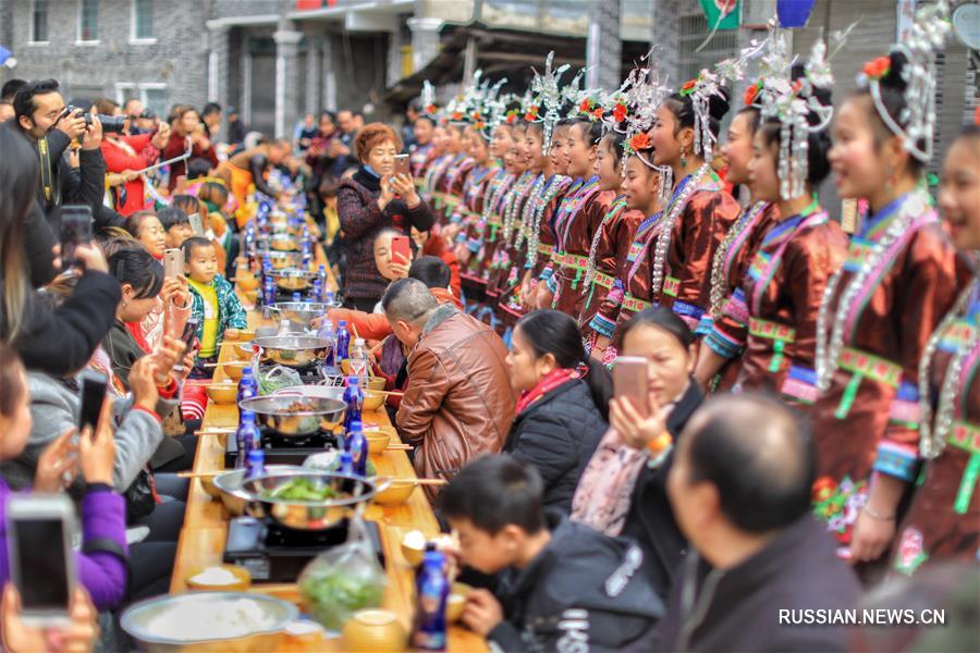 В провинции Гуйчжоу традиционным супом нюбе накормили 1000 человек