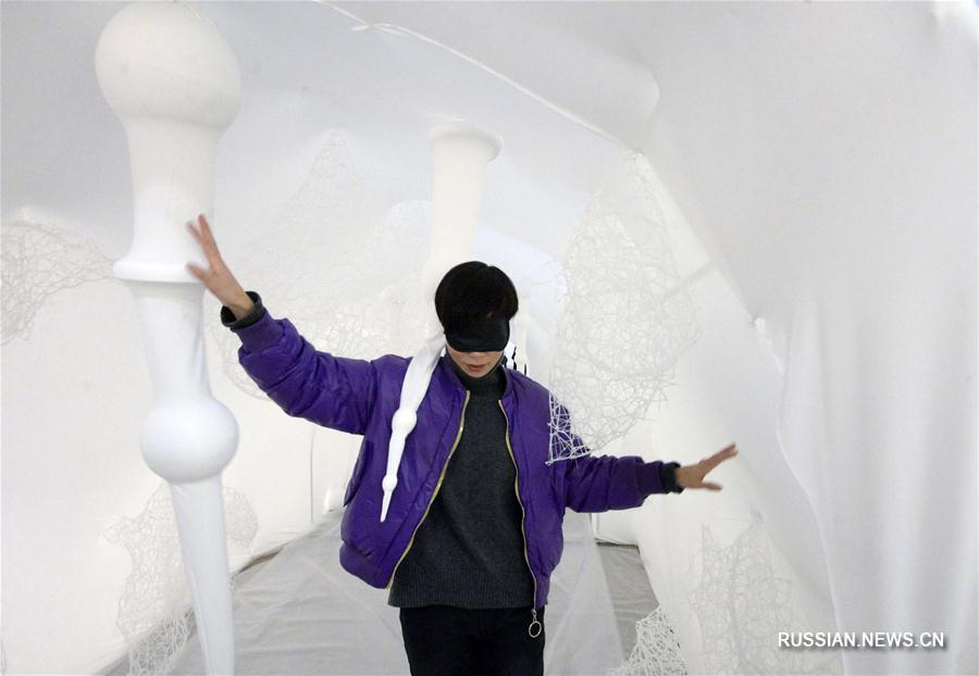 В Ханчжоу открылась выставка картин слепых 