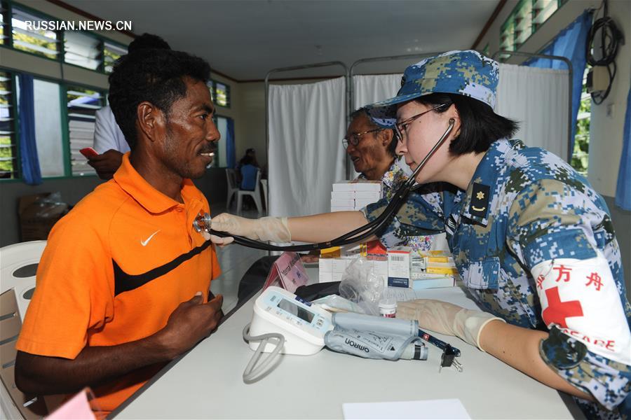 Врачи с корабля-госпиталя ВМС НОАК "Мирный ковчег" оказали медицинскую помощь жителям острова Атауро 