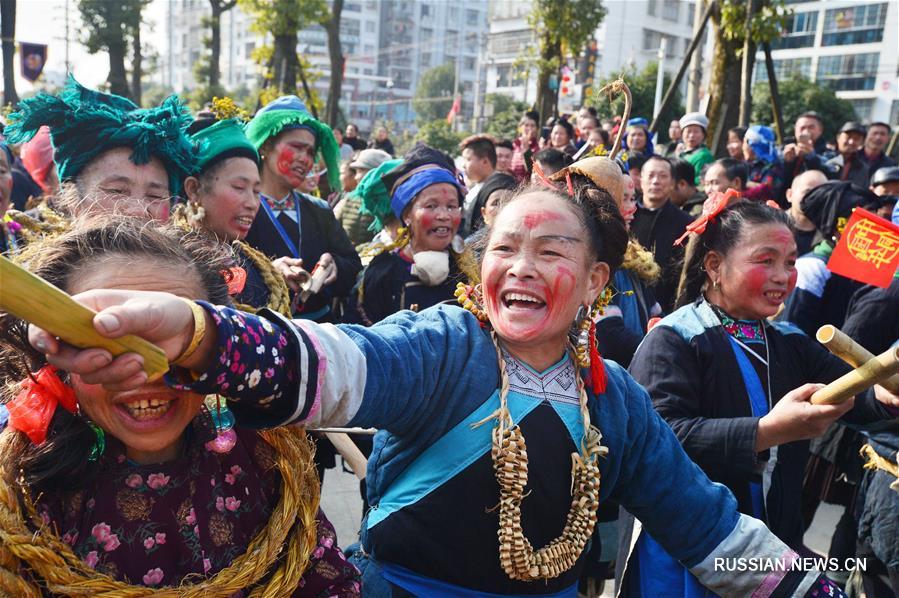 В уезде Липин прошел парад по случаю Нового года народности дун