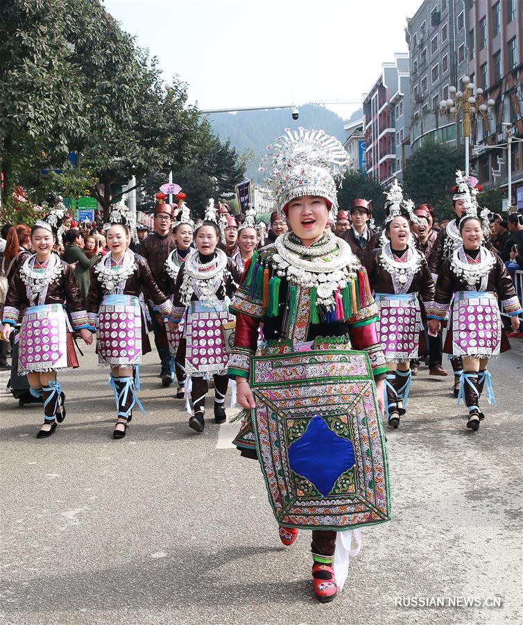 В уезде Липин прошел парад по случаю Нового года народности дун