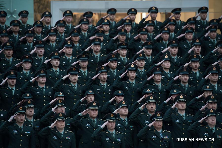 Церемония поднятия государственого флага КНР в лагере контингента НОАК по случаю 18-летия восстановления суверенитета Китая над Аомэнем
