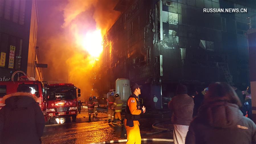 При пожаре в спортцентре в южнокорейском Чечхоне погибли 16 человек  