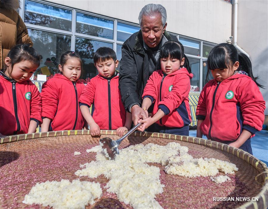 Малыши уезда Чансин знакомятся с народными обычаями на День зимнего солнцестояния