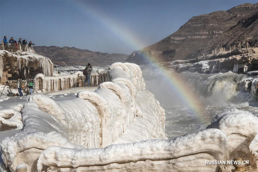 Контраст радуги и льда на водопаде Хукоу