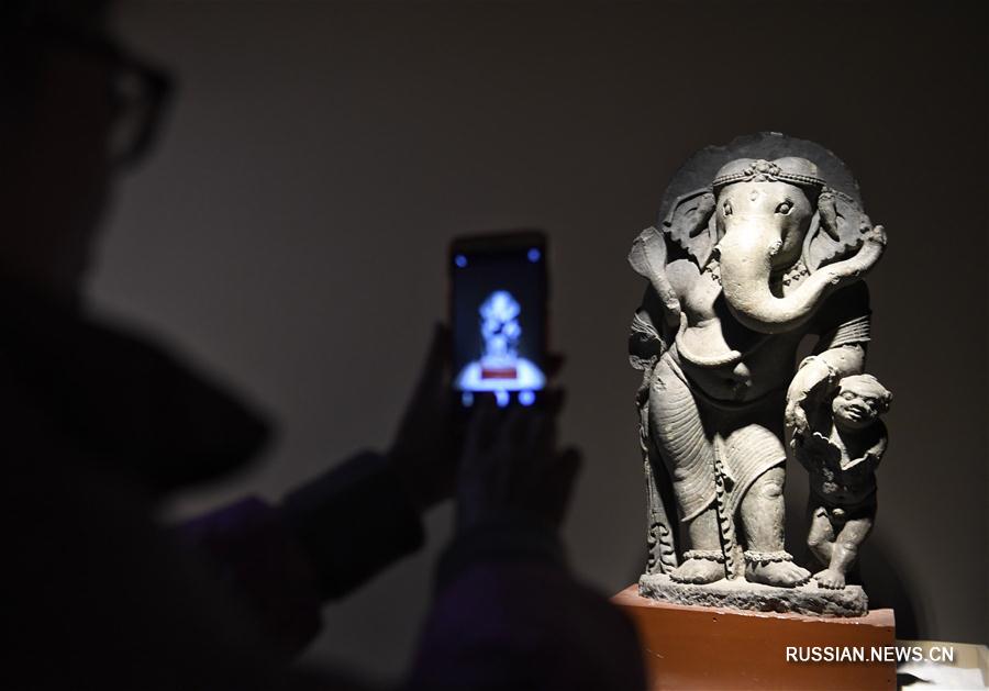 В Сычуаньском музее проходит выставка скульптуры Китая и Индии 400-700 годов