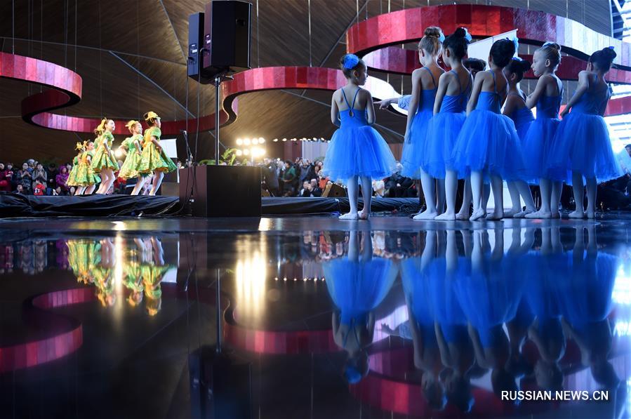 Фестиваль искусств дня открытых дверей в 10-летнюю годовщину открытия пекинского театра БНТ