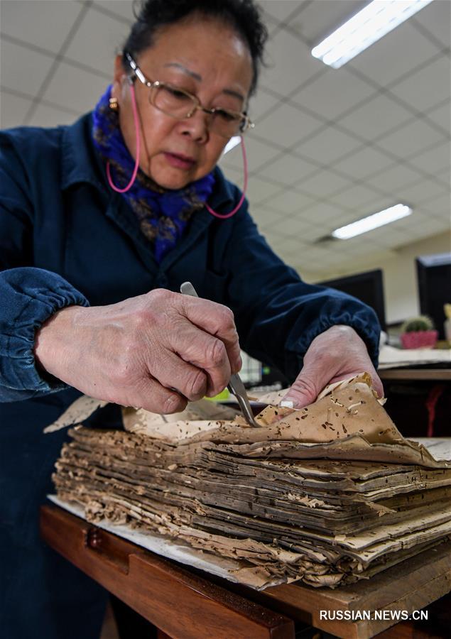 70-летняя Юань Дунцзюэ вернула к жизни более 100 томов древней литературы