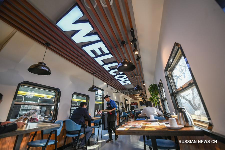 В городе Далянь старый поезд переделали в торговый городок