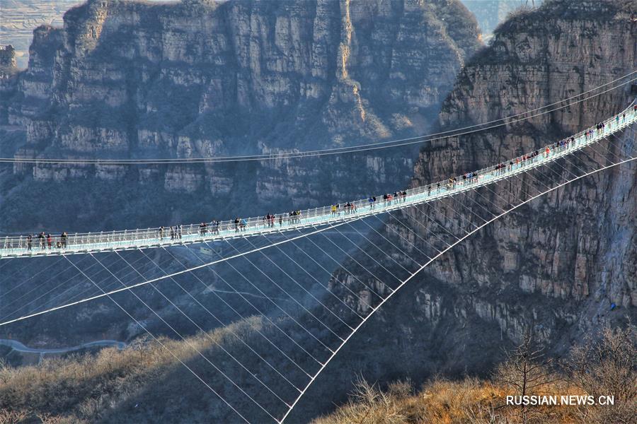 Новый стеклянный мост открылся для посетителей в уезде Пиншань