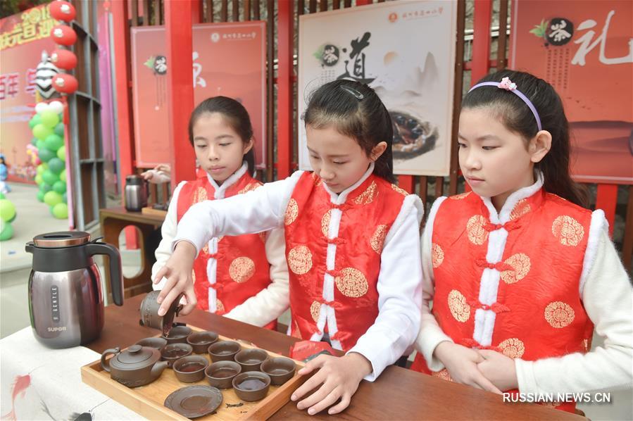 Школьники Фучжоу приобщаются к традиционной образовательной культуре Китая
