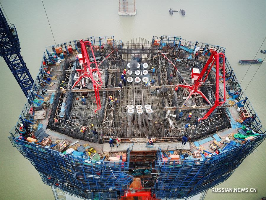 Закончено строительство средней части 28-й опоры моста Хутун через Янцзы