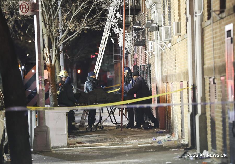 Не менее 12 человек погибли в результате пожара в жилом доме в Нью-Йорке