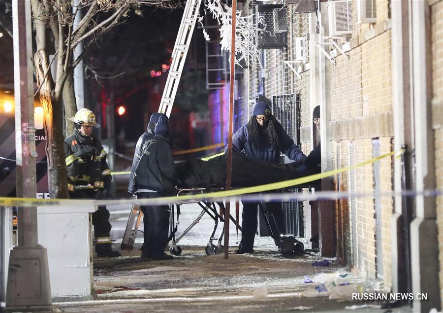 Не менее 12 человек погибли в результате пожара в жилом доме в Нью-Йорке