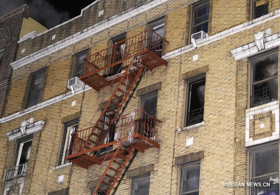 Не менее 12 человек погибли в результате пожара в жилом доме в Нью-Йорке