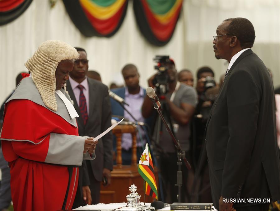 Two new vice-presidents of Zimbabwe are sworn in