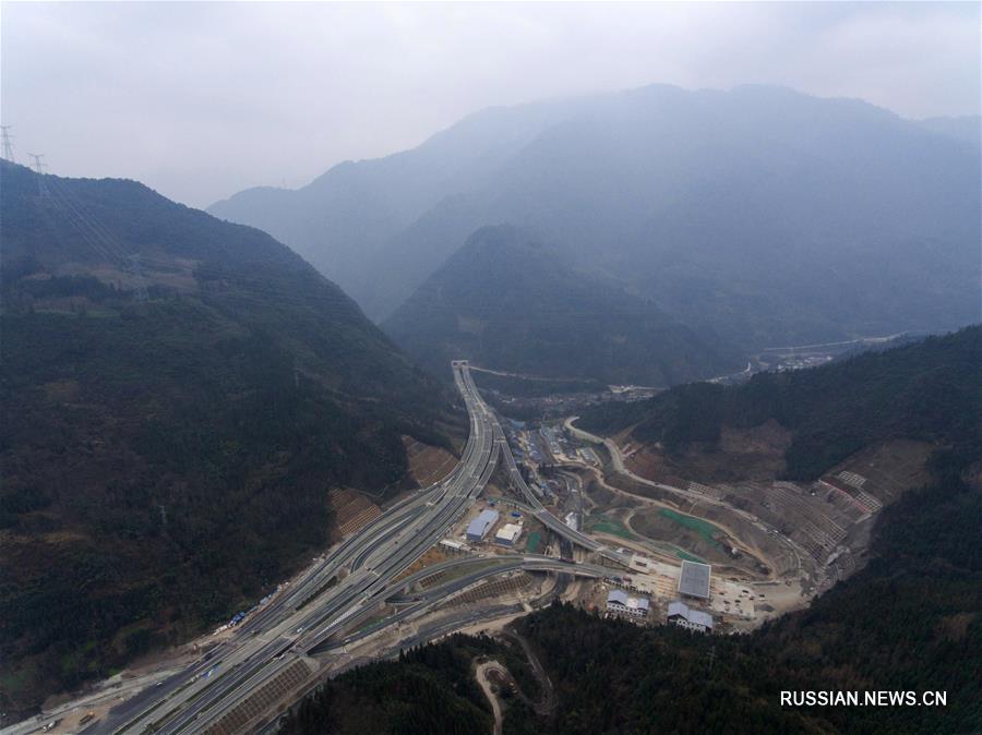 В провинции Сычуань введен в пробную эксплуатацию участок Цаоба -- Лудин скоростного шоссе Яань -- Кандин